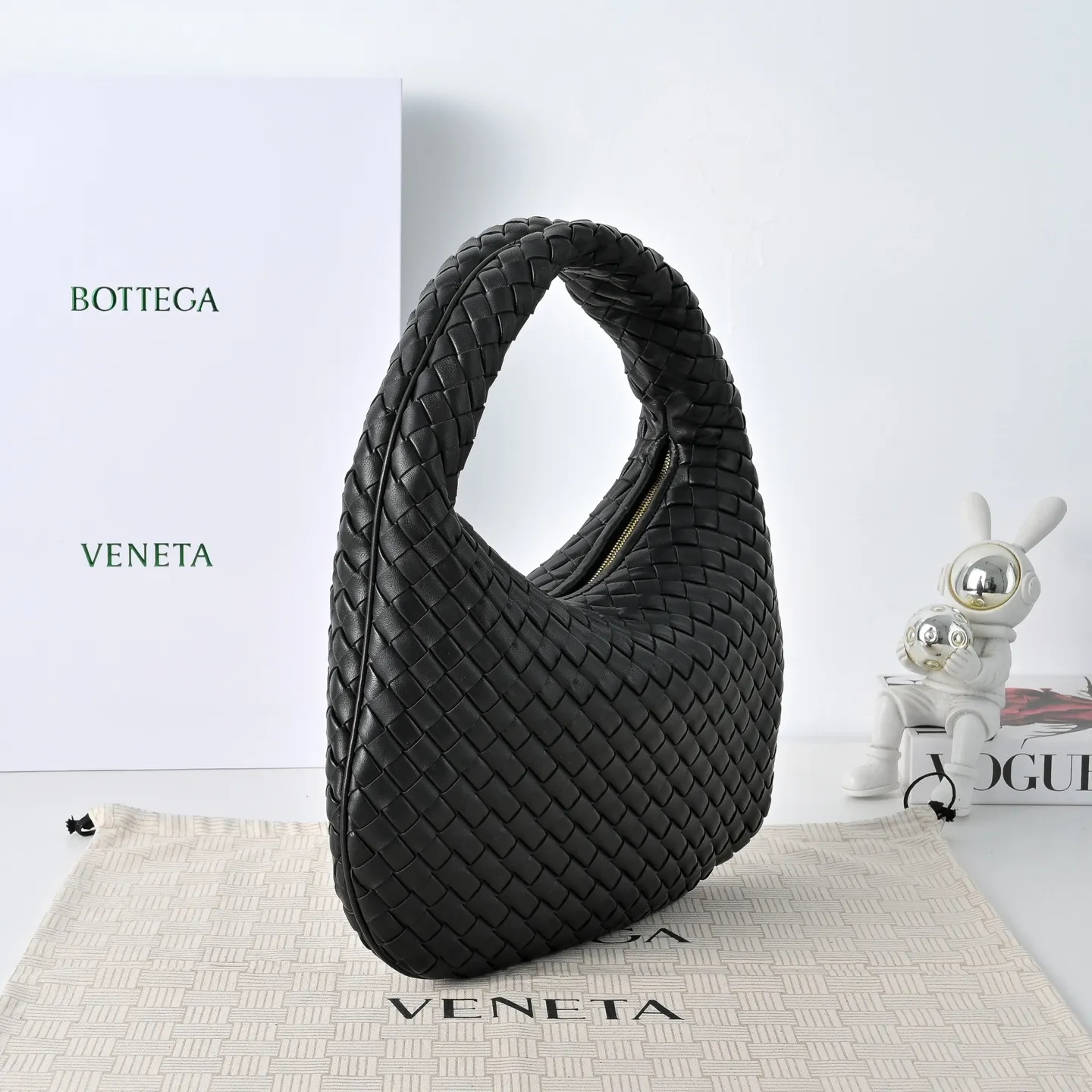 Batch 1720 #BV New Veneta handbag ✨ The "ceiling of texture" bag in the woven bag world, so high-end that you can't help but look at it more ~ 🥰 Made of Nappa lambskin lntrecciato quilted weaving process ~ The texture is particularly stunning, soft but not collapsed, tough but not hard 🌟The bag body and handle are integrated and can be carried on the shoulder or by hand. It has just the right sense of laziness and casualness 🎈The capacity meets all the needs of commuting Just pull the zipper and pack up your own little world, feeling very at ease💚Veneta is a work that speaks for itself with texture🎀 Model: 6736 Size: 35x21x5